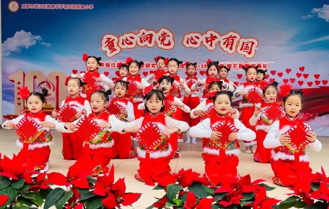 淞沪抗战爆发，他穿着孝服奔赴前线，新婚之时，却被刘邓大军包围