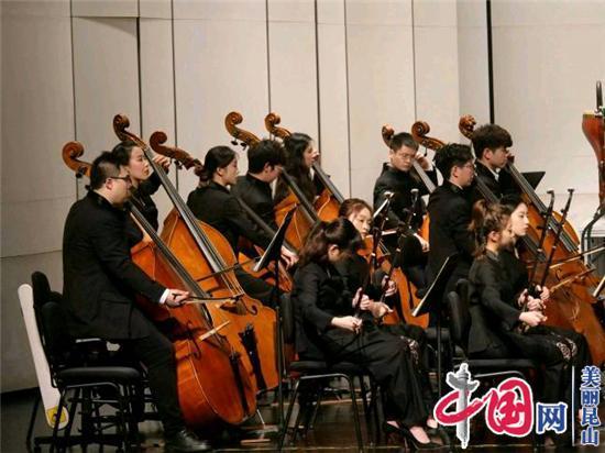 推眼镜时好帅!高铁上旁若无人批改论文,南航一教授红了